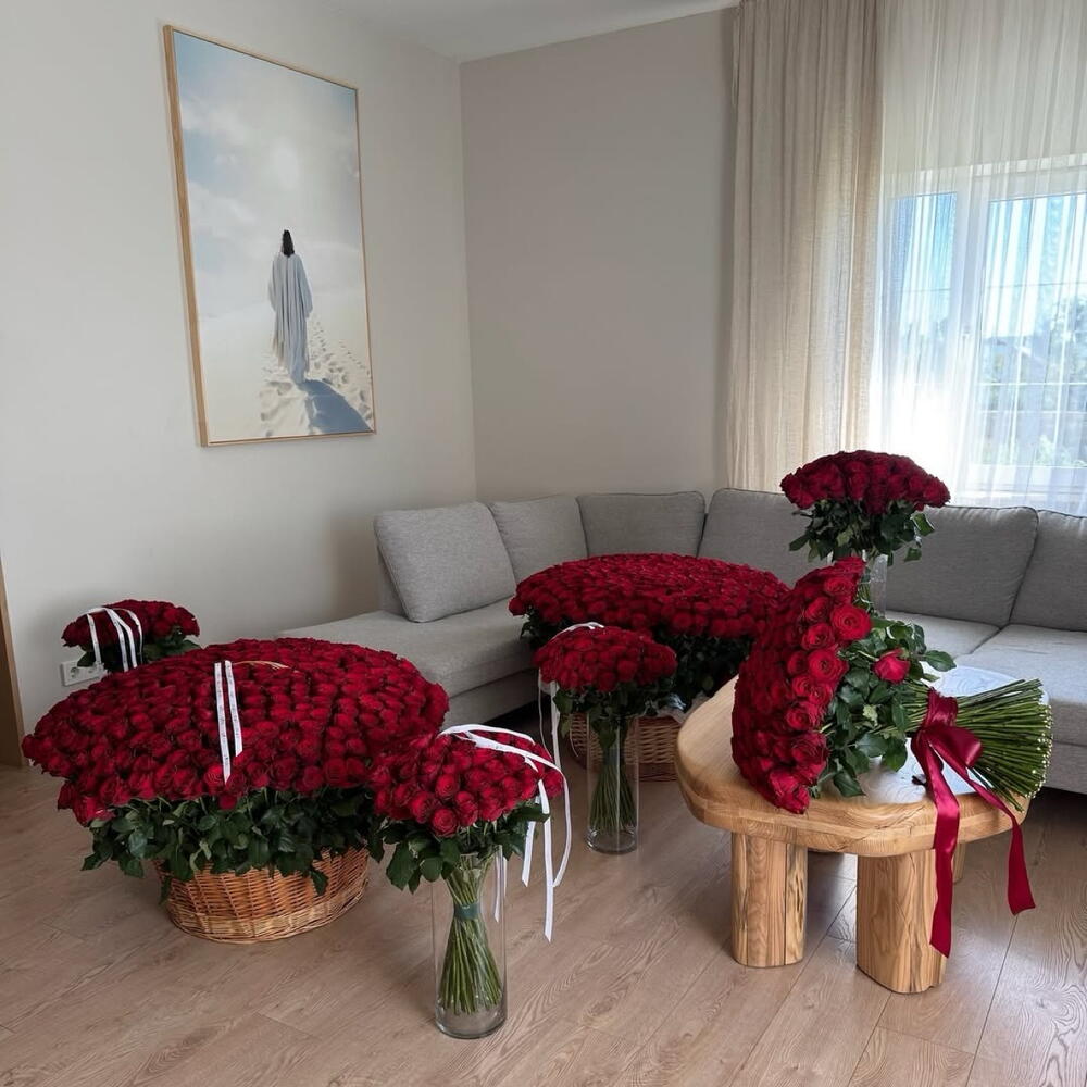 Living room with multiple arrangements of 1000 red roses
