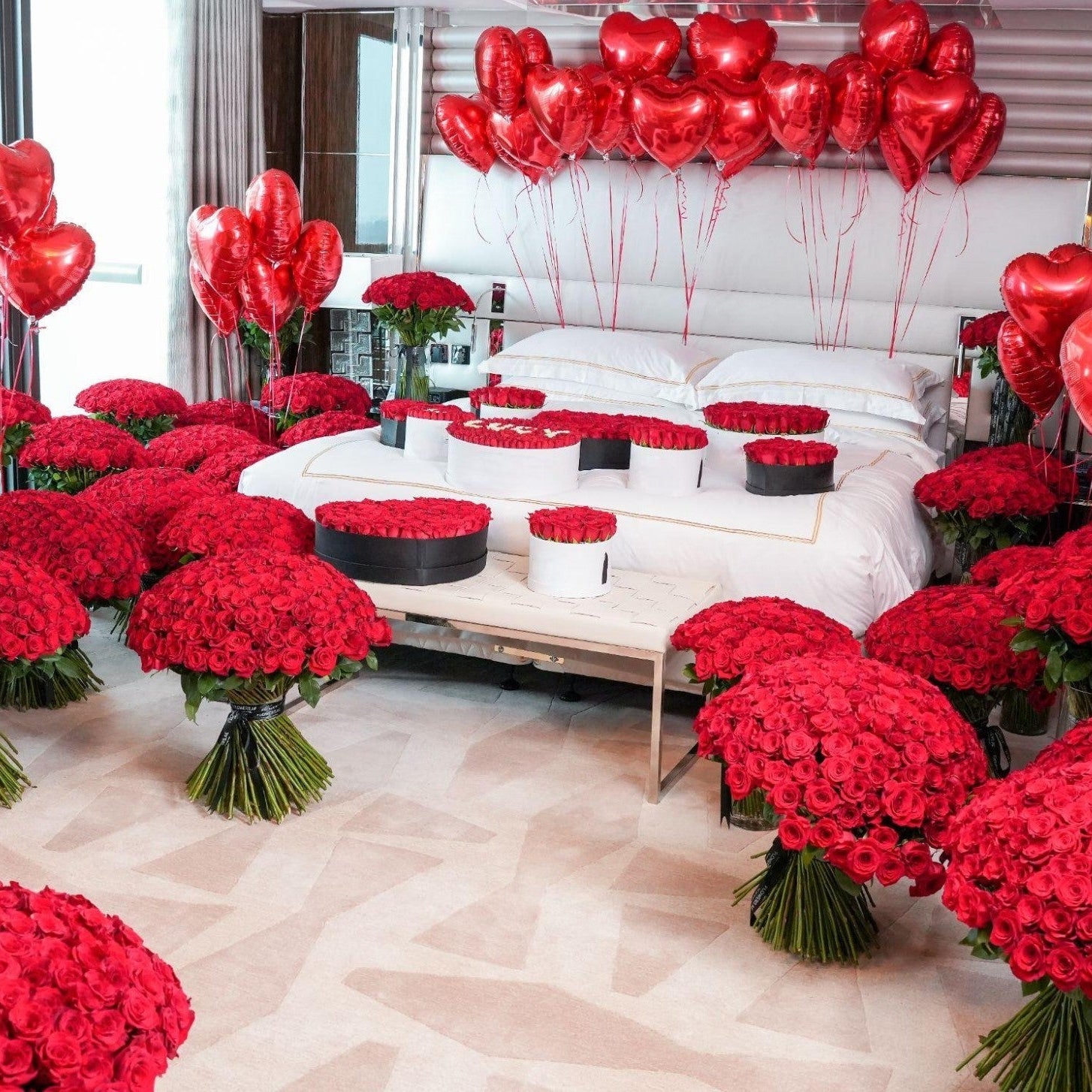 1000 LUXURY RED ROSES (Naomi)